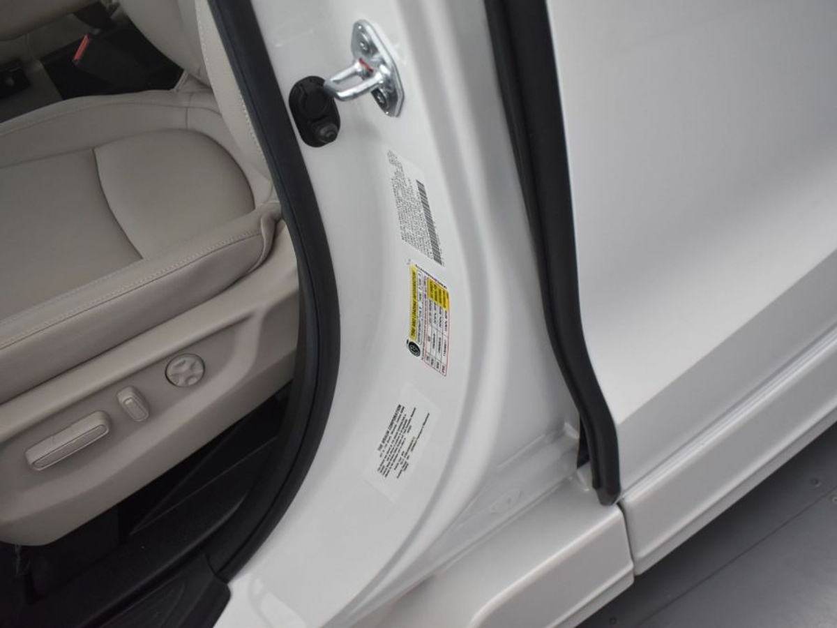 White Honda Odyssey image number 15