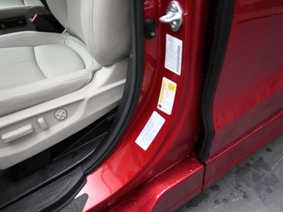 Red Honda Odyssey image number 13