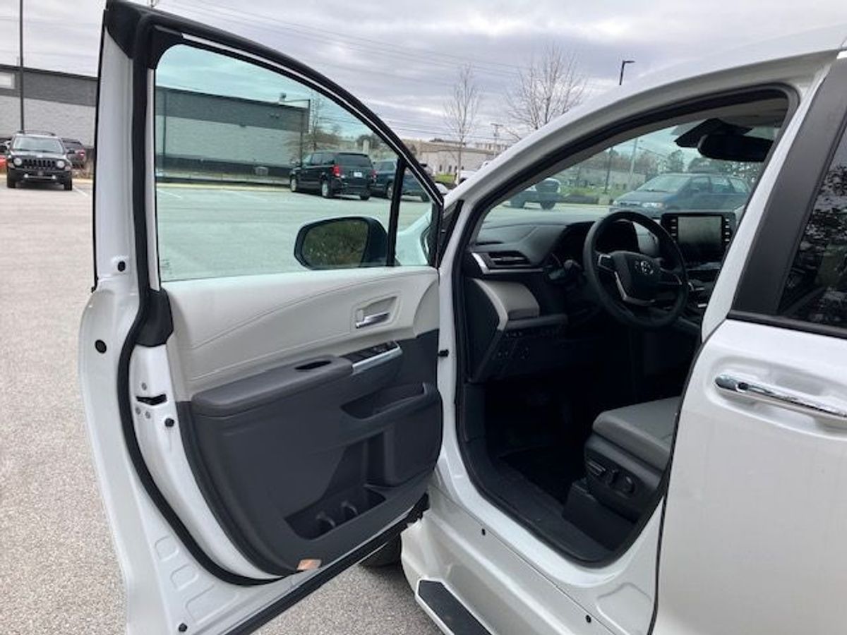 White Toyota Sienna image number 23