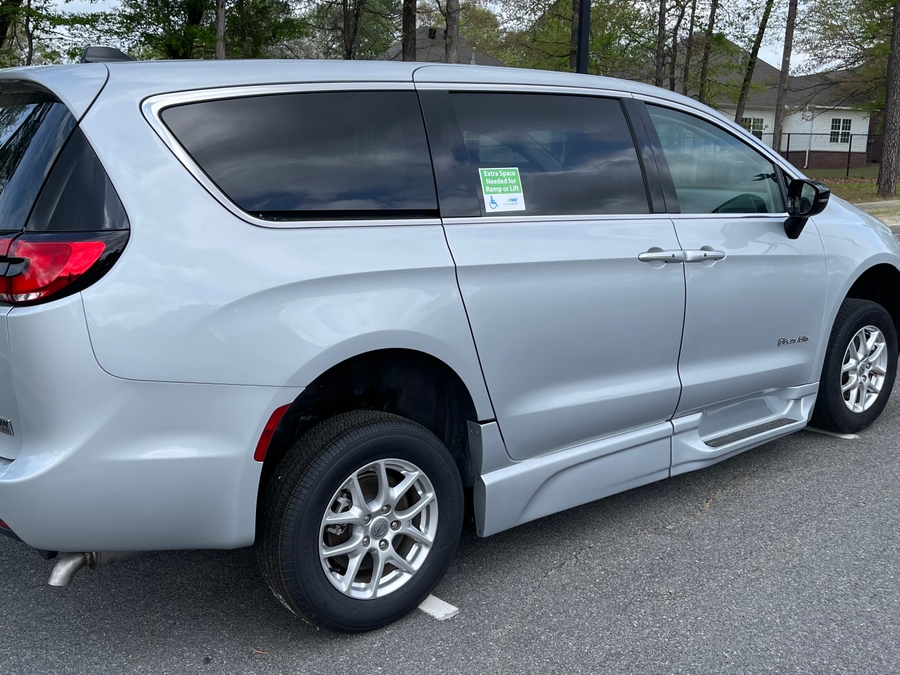 Silver Chrysler Pacifica image number 6