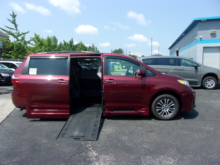 Red Toyota Sienna image number 1