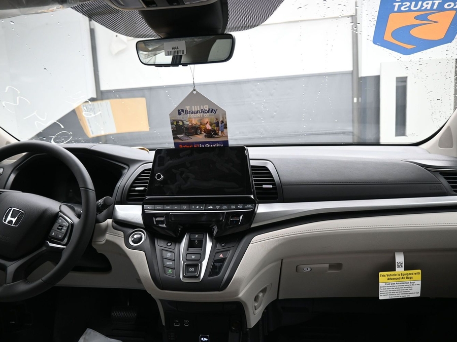 Grey Honda Odyssey image number 20
