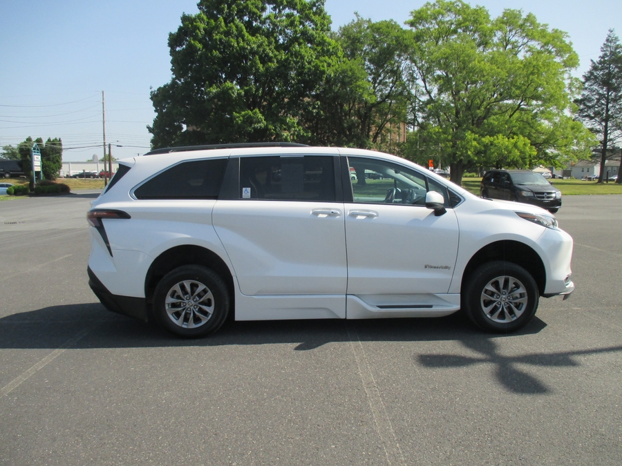 White Toyota Sienna image number 6