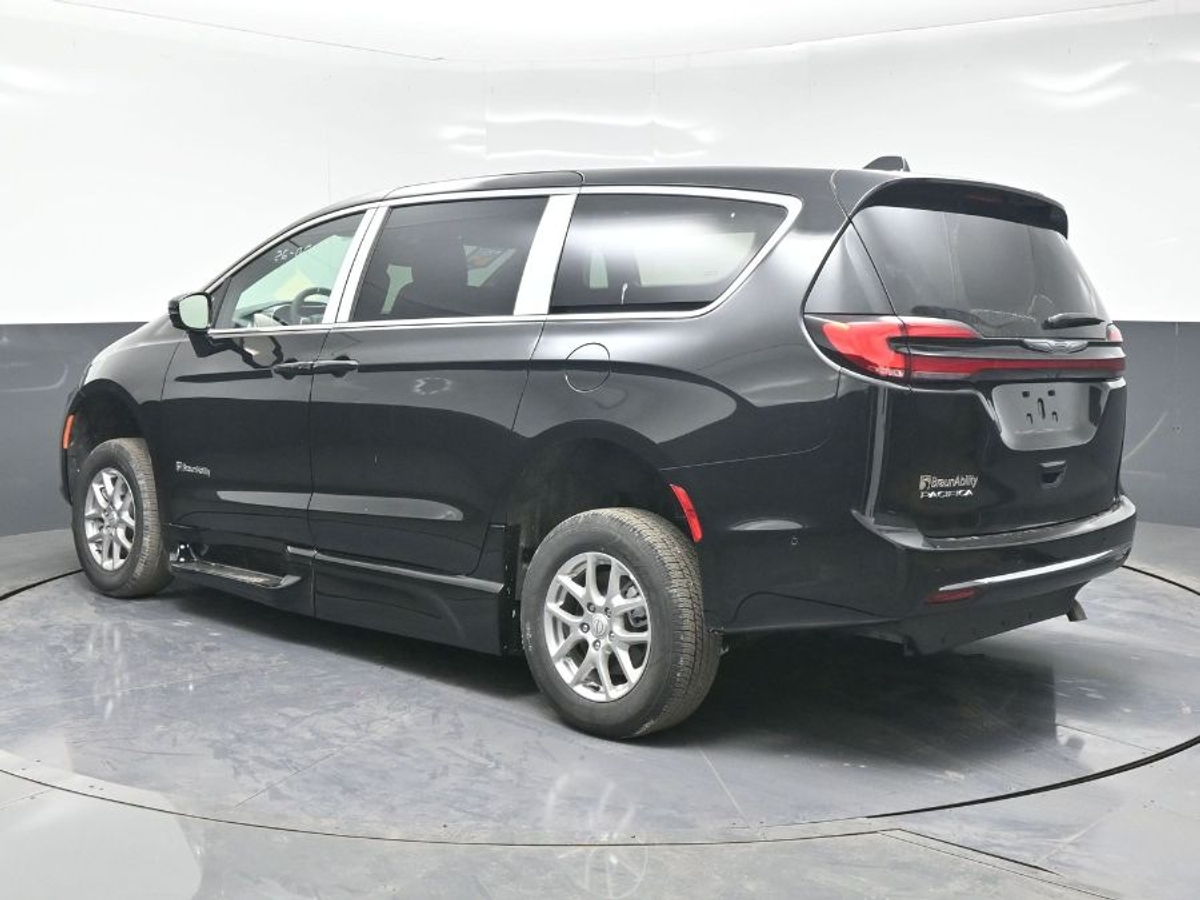 Black Chrysler Pacifica image number 4