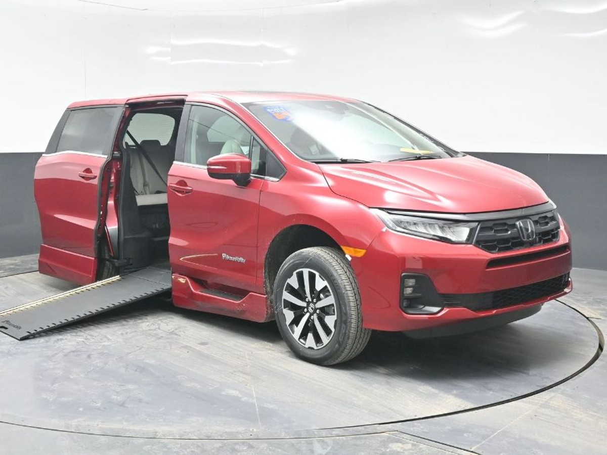 Red Honda Odyssey image number 12