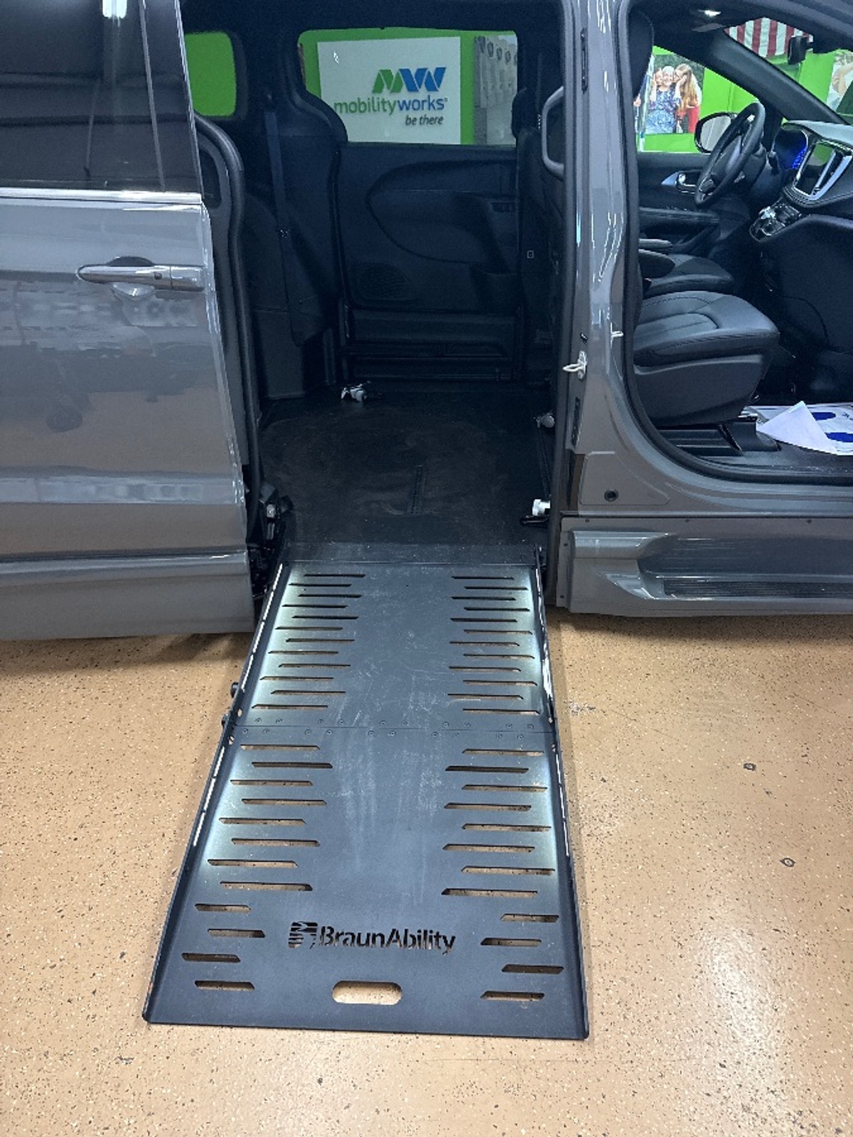 Grey Chrysler Pacifica image number 6