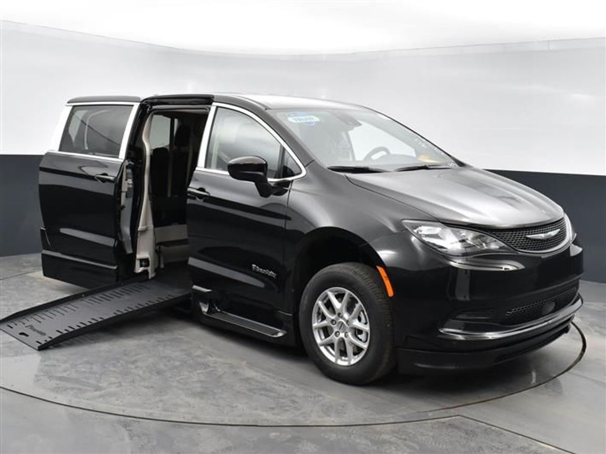 Used 2023 Chrysler Voyager LX's photo