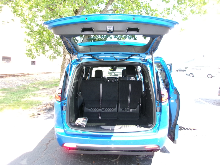 Blue Chrysler Pacifica image number 19
