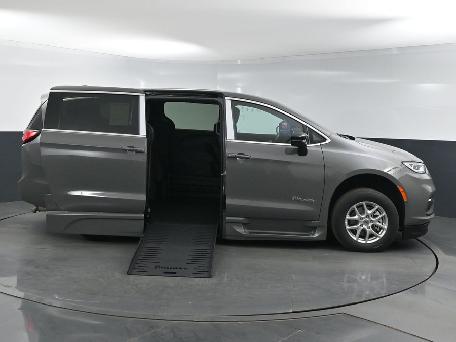 New 2025 Chrysler Pacifica Select Safety - BraunAbility Side Entry Entry Fold Out Automatic Ramp