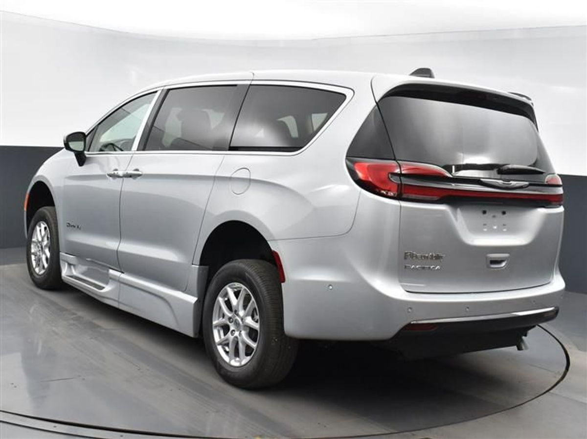 Silver Chrysler Pacifica image number 4