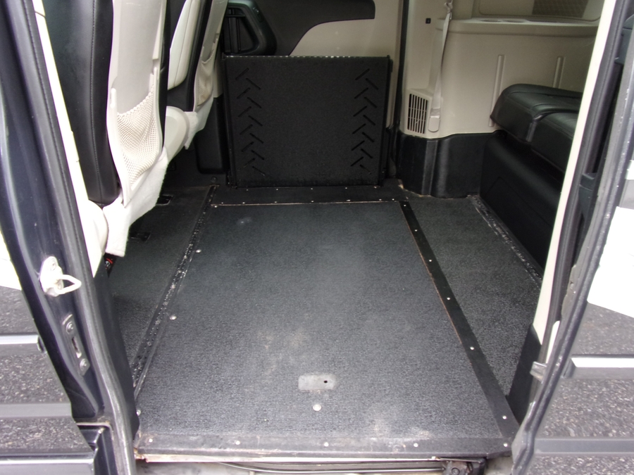 Grey Dodge Grand Caravan image number 17