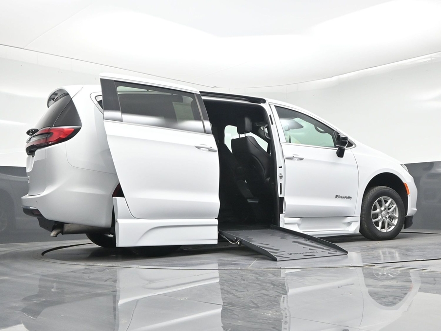 White Chrysler Pacifica image number 18
