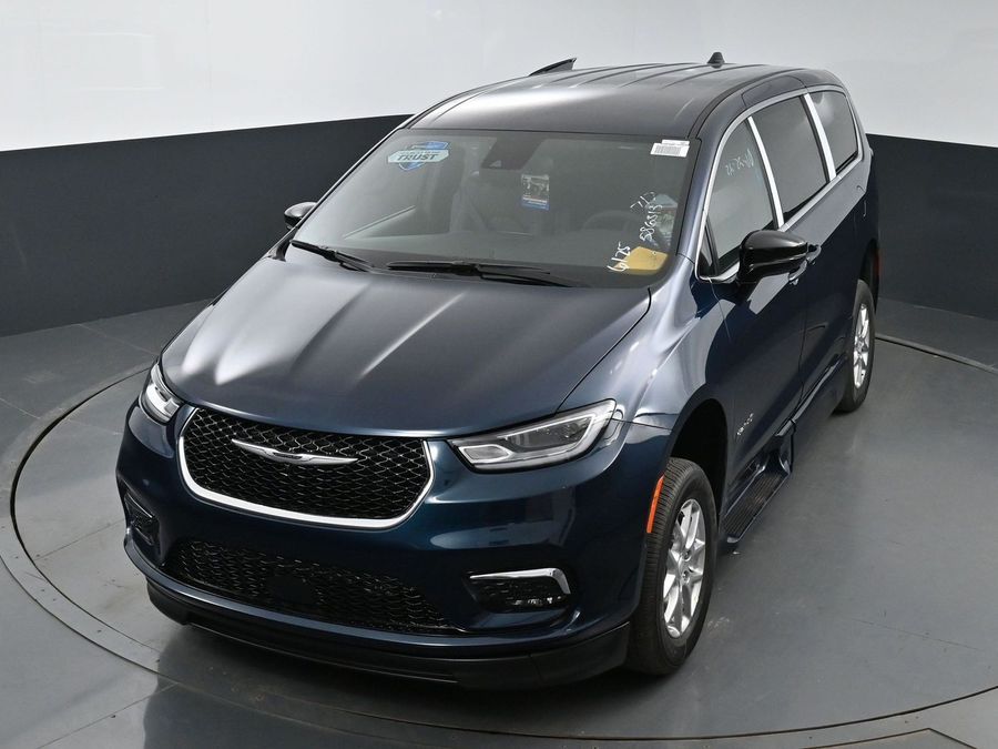 New 2025 Chrysler Pacifica Select Safety - BraunAbility Side Entry Entry In Floor Automatic Ramp