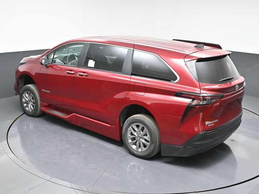 New 2025 Toyota Sienna Hybrid XLE Base - BraunAbility Side Entry Entry Fold Out Automatic Ramp