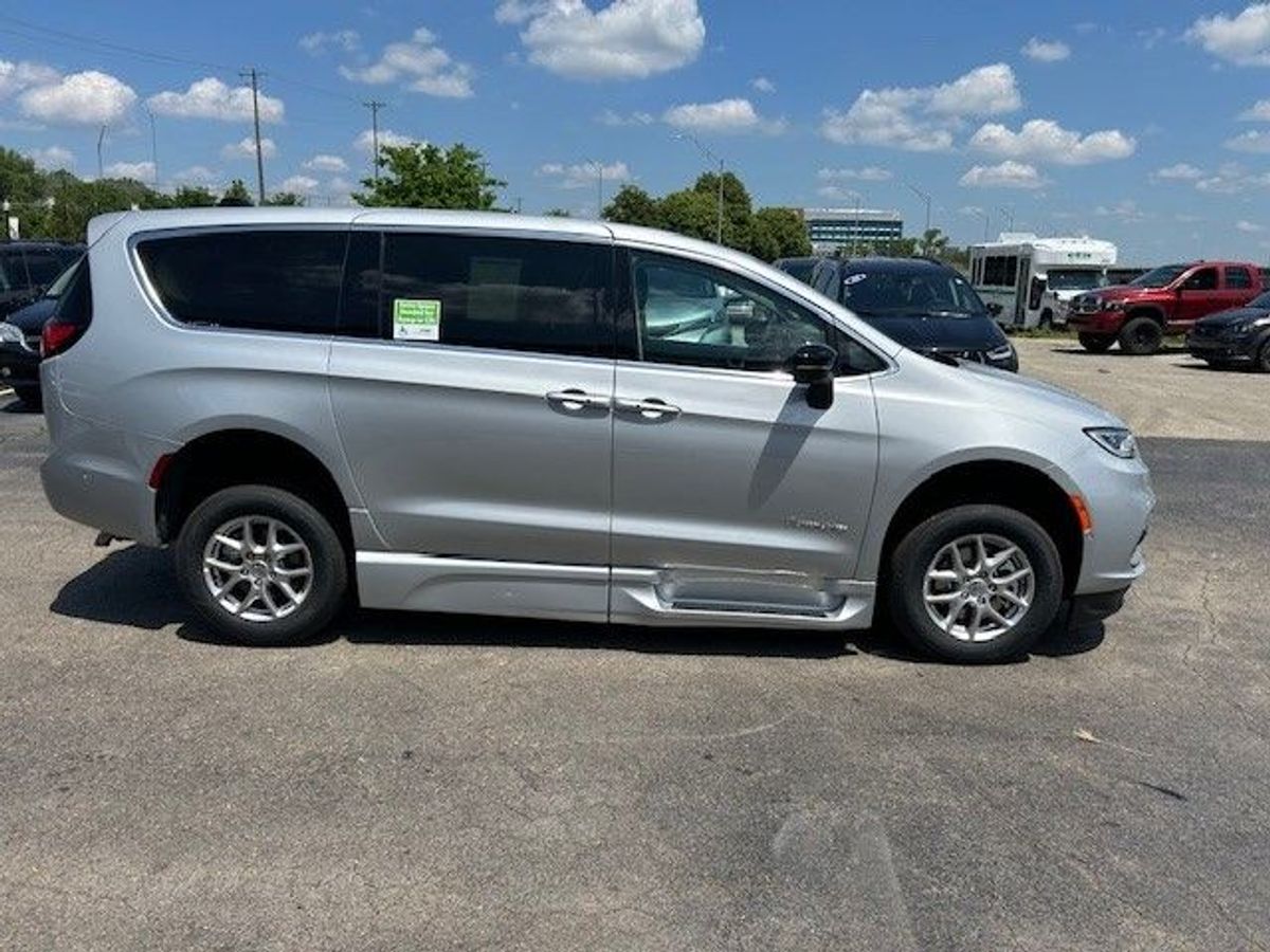 Silver Chrysler Pacifica image number 2