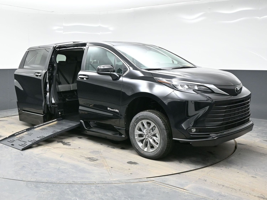 New 2026 Toyota Sienna Hybrid XLE Base - BraunAbility Side Entry Fold Out Automatic Ramp