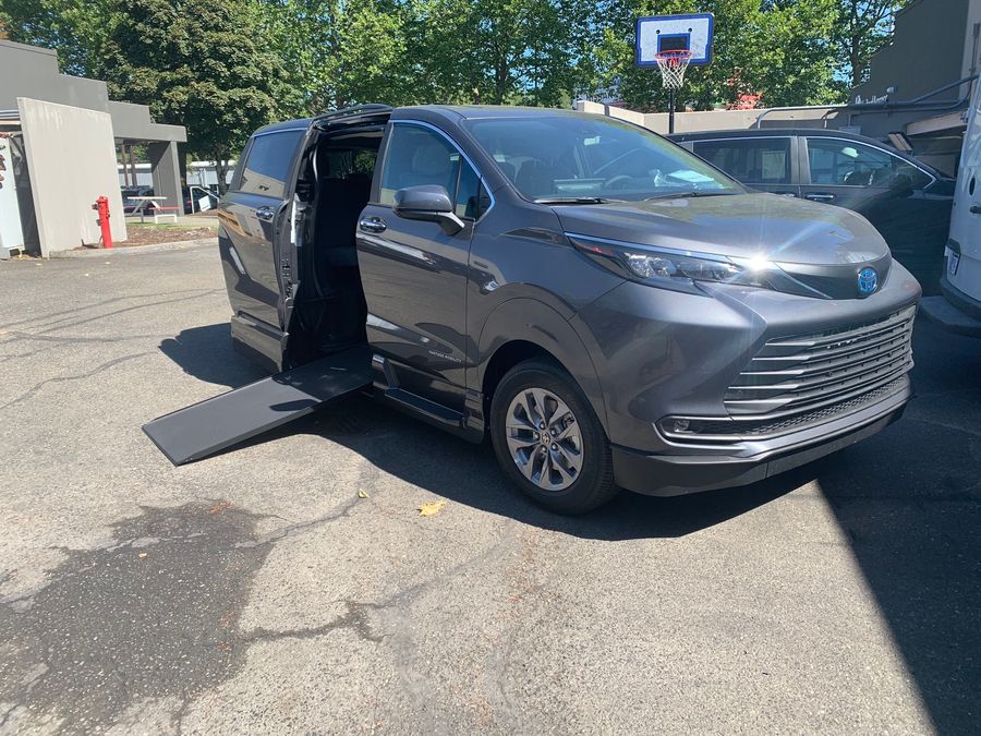 New 2025 Toyota Sienna Hybrid XLE Plus - VMI Side Entry Entry In Floor Automatic Ramp