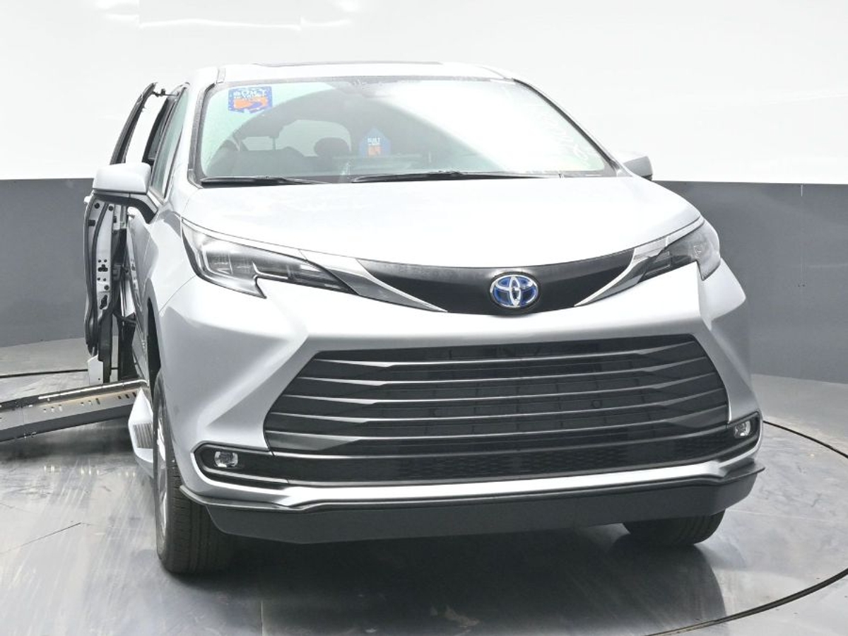 Silver Toyota Sienna image number 1