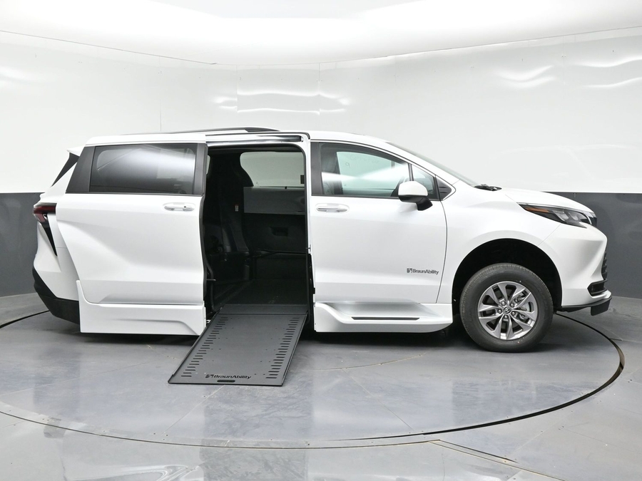 New 2026 Toyota Sienna Hybrid XLE Add - BraunAbility Side Entry Entry In Floor Automatic Ramp