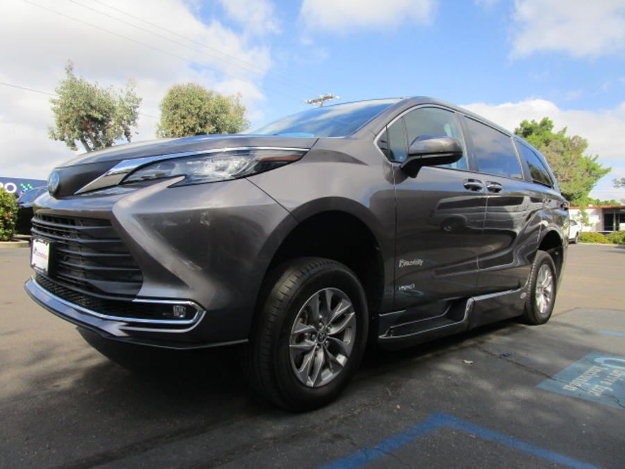 Used 2021 Toyota Sienna Hybrid XLE Base - BraunAbility Side Entry Entry Fold Out Automatic Ramp