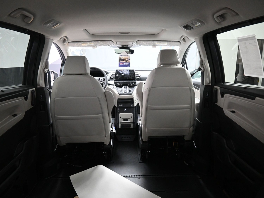 Grey Honda Odyssey image number 14