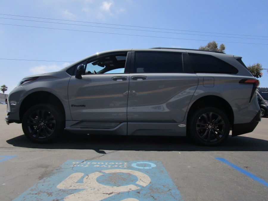 New 2026 Toyota Sienna Hybrid XSE Sport - BraunAbility Side Entry Entry Fold Out Automatic Ramp