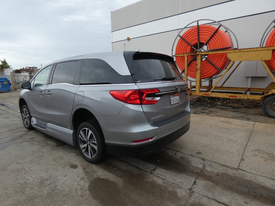 Silver Honda Odyssey image number 17