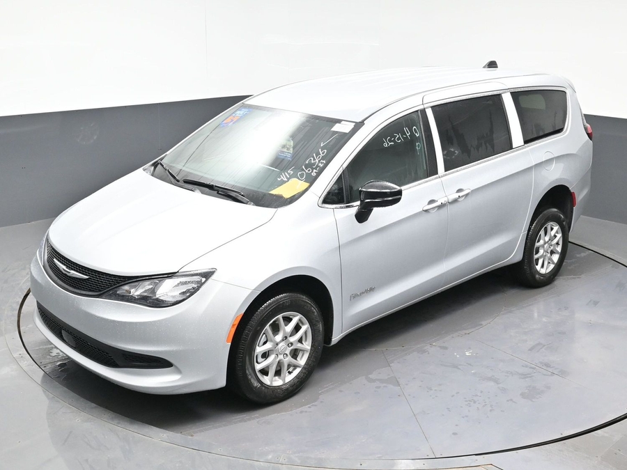 Silver Chrysler Voyager image number 7