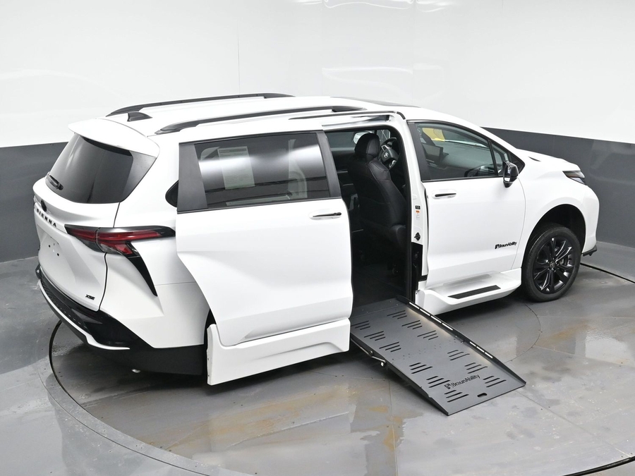 New 2025 Toyota Sienna Hybrid XSE Sport - BraunAbility Side Entry Entry Fold Out Automatic Ramp