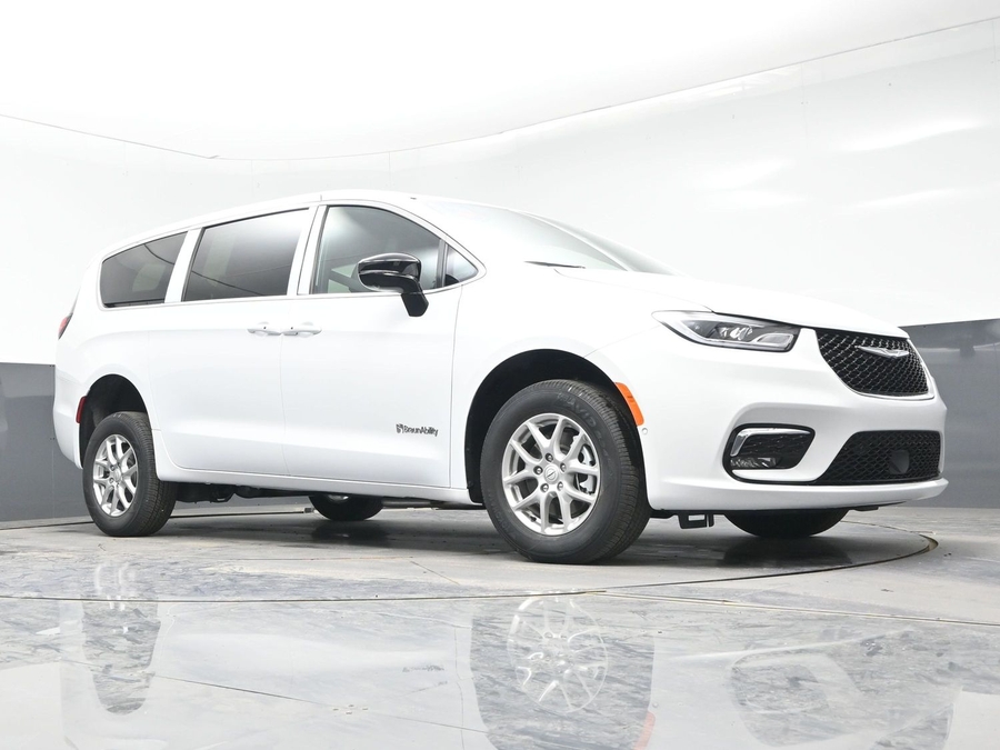 White Chrysler Pacifica image number 17
