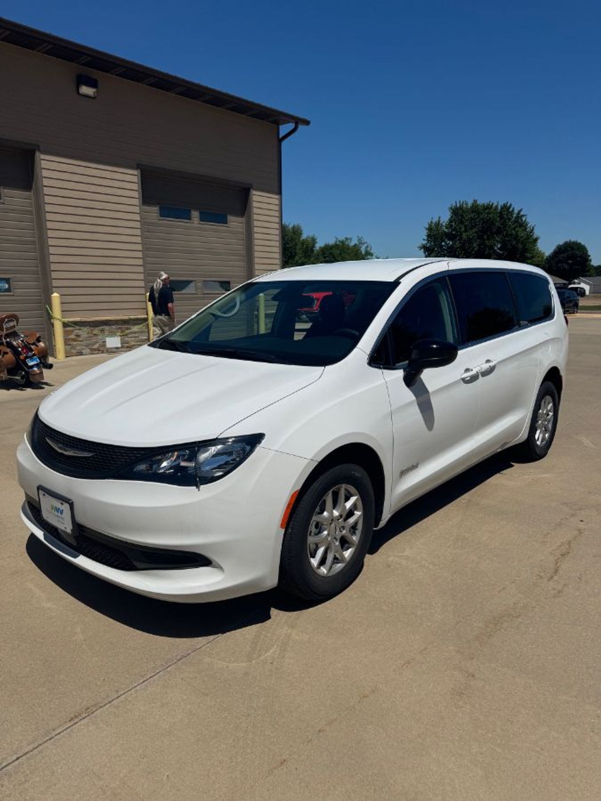 White Chrysler Voyager image number 2