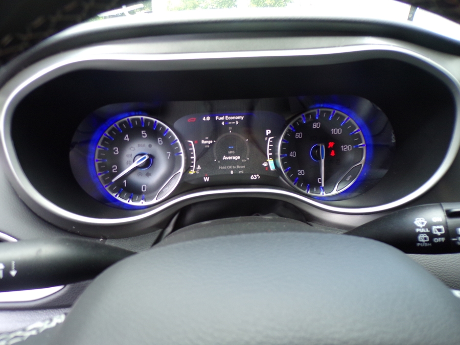 White Chrysler Voyager image number 2