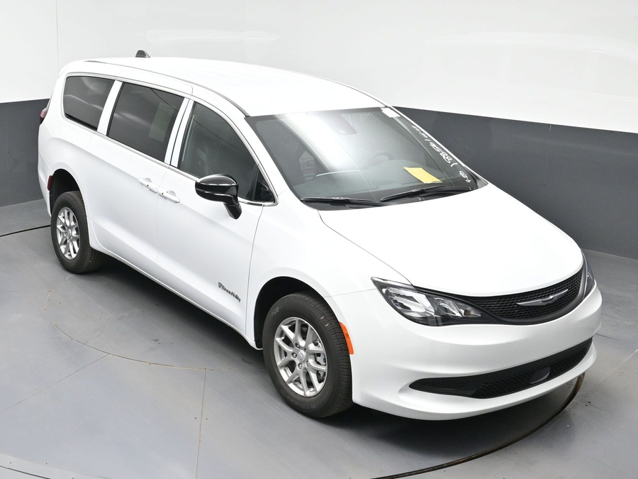 White Chrysler Voyager image number 21