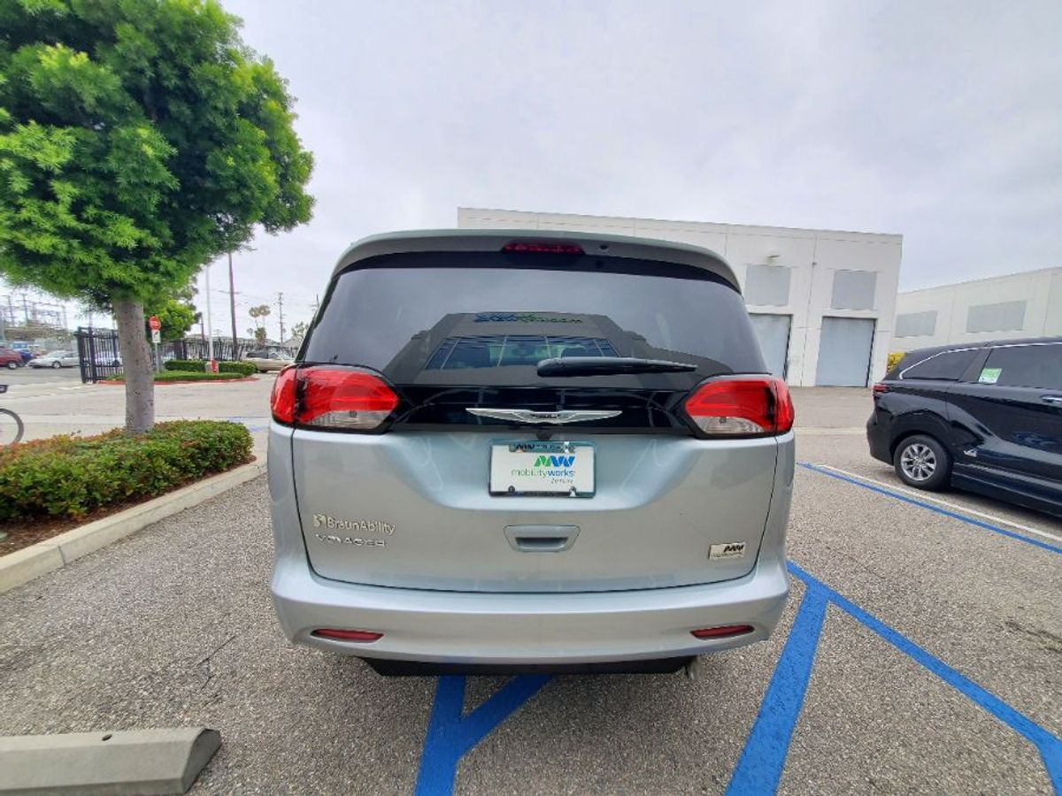 2023 CHRYSLER VOYAGER - Image 2