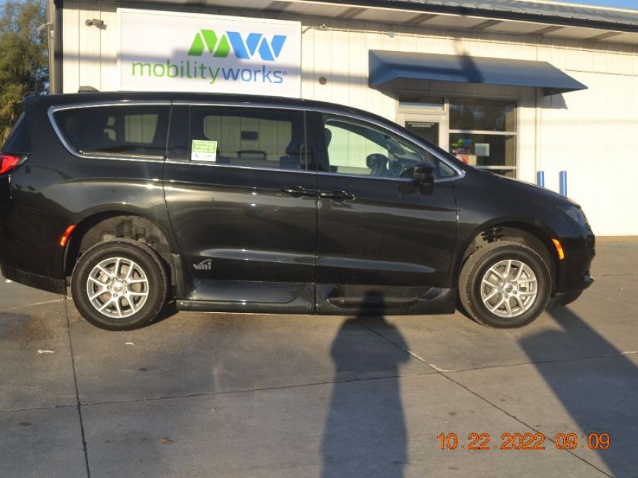 Black Chrysler Voyager image number 6