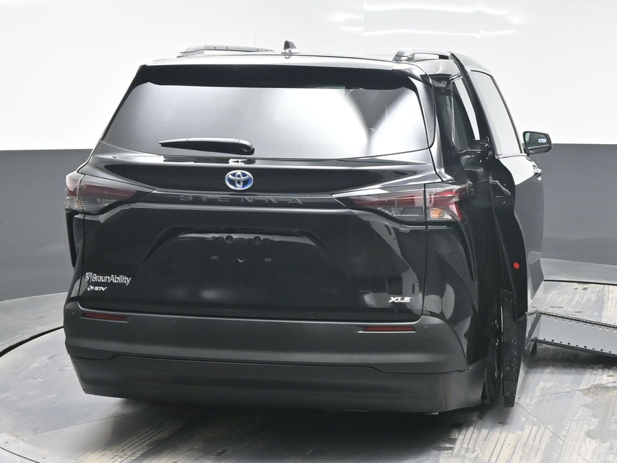 Black Toyota Sienna image number 5