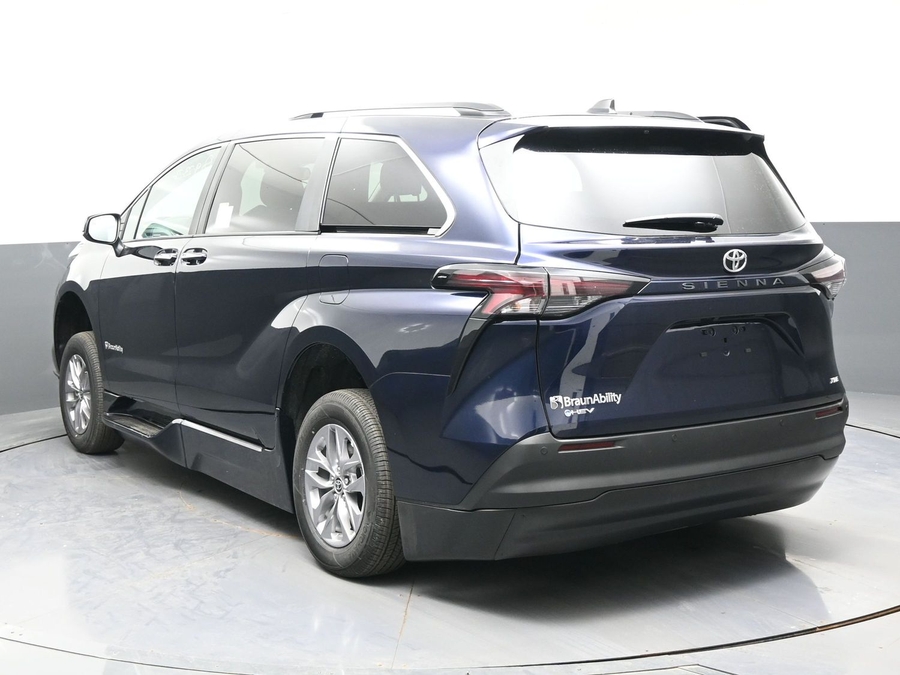 New 2026 Toyota Sienna Hybrid XLE Base - BraunAbility Side Entry Fold Out Automatic Ramp