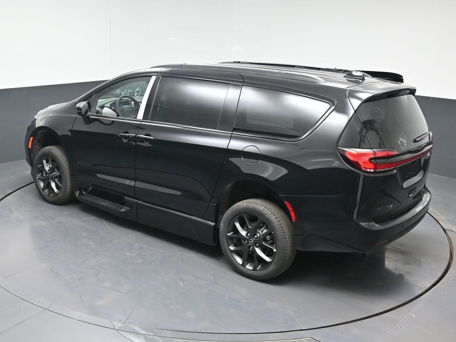 Black Chrysler Pacifica image number 22