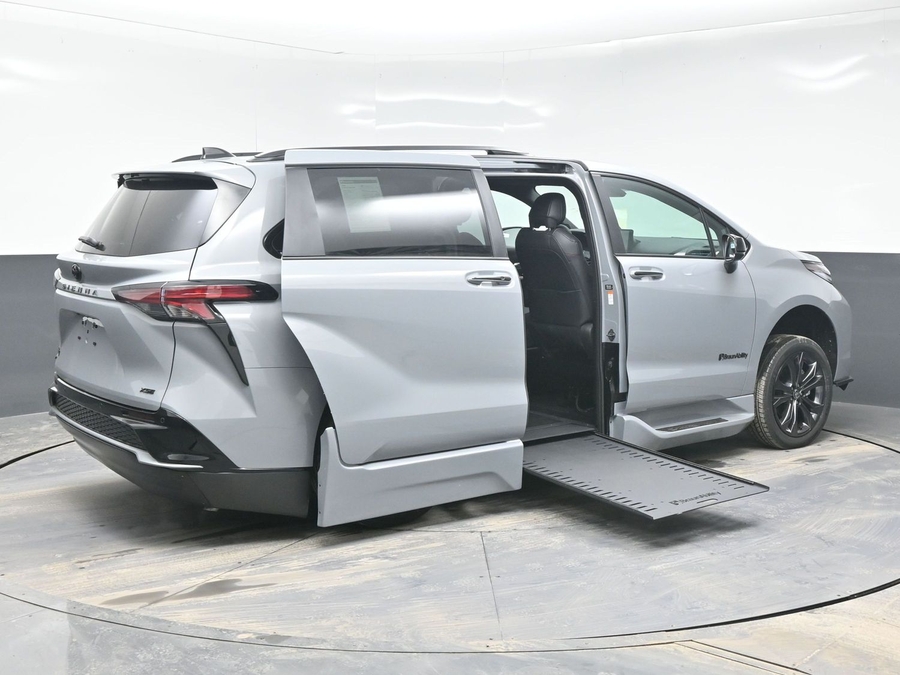 New 2025 Toyota Sienna Hybrid XSE Sport - BraunAbility Side Entry Entry In Floor Automatic Ramp