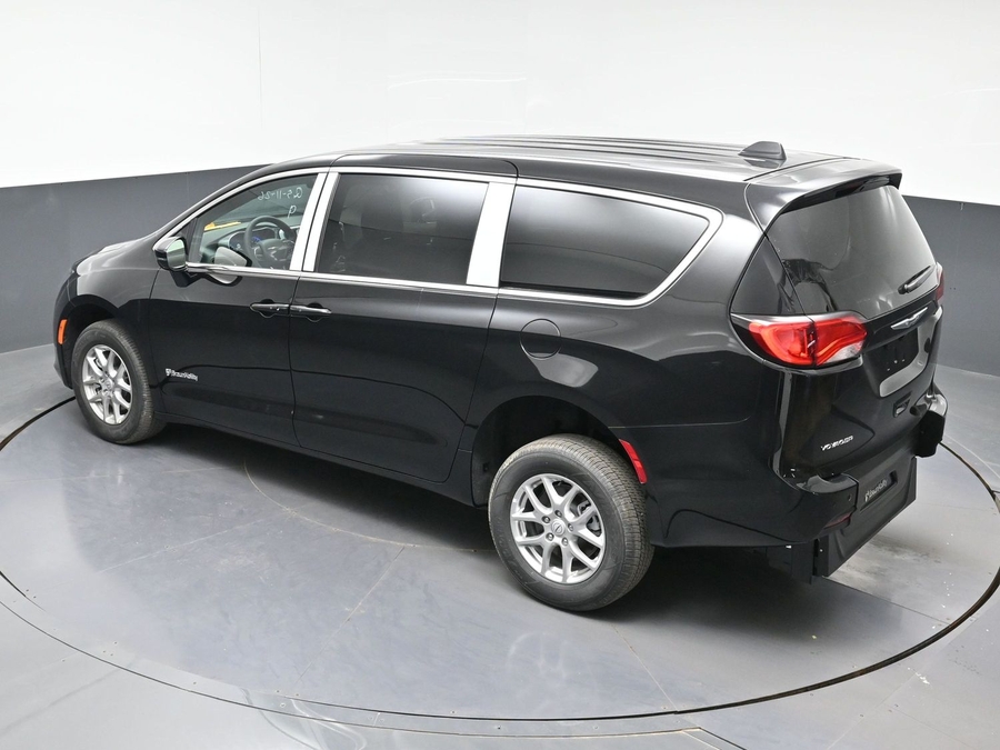 Black Chrysler Voyager image number 19