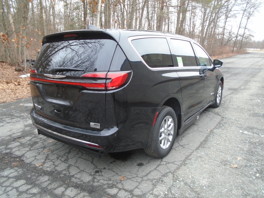 Black Chrysler Pacifica image number 12