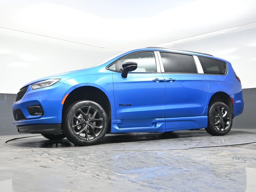 New 2026 Chrysler Pacifica Select Sport - BraunAbility Side Entry Entry Fold Out Automatic Ramp