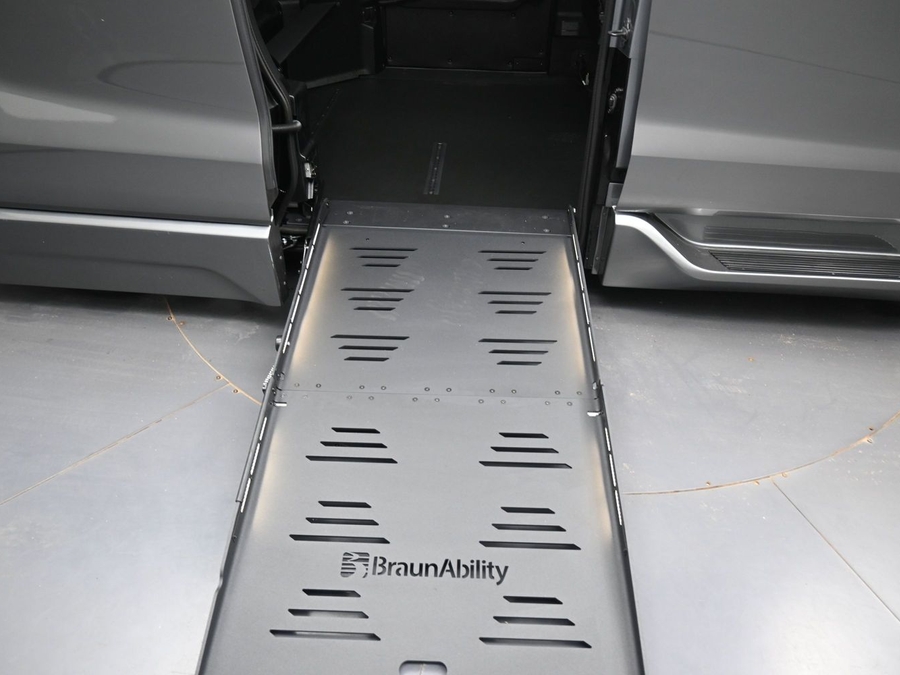 New 2026 Toyota Sienna Hybrid XLE Base - BraunAbility Side Entry Fold Out Automatic Ramp