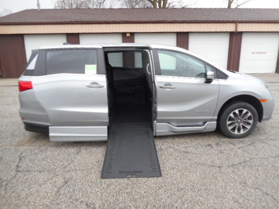 Silver Honda Odyssey image number 9