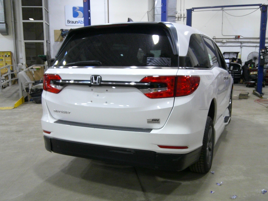 White Honda Odyssey image number 7