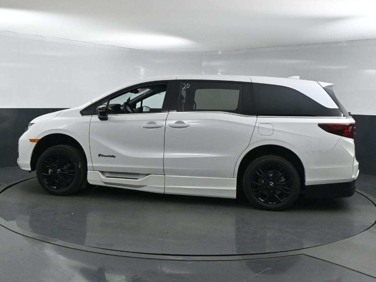 White Honda Odyssey image number 3