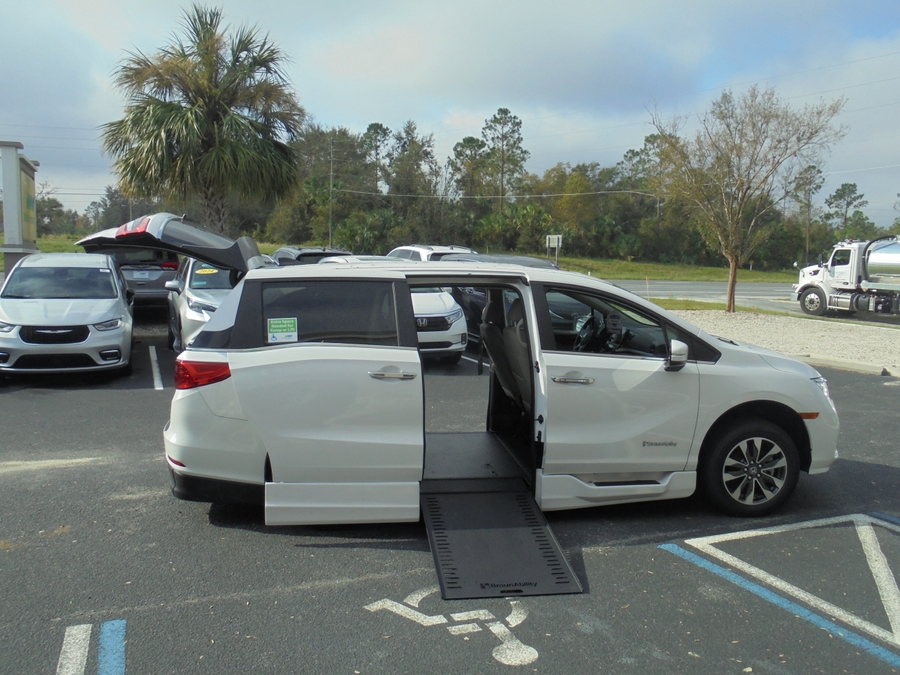White Honda Odyssey image number 15