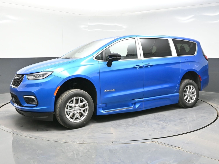 Blue Chrysler Pacifica image number 13