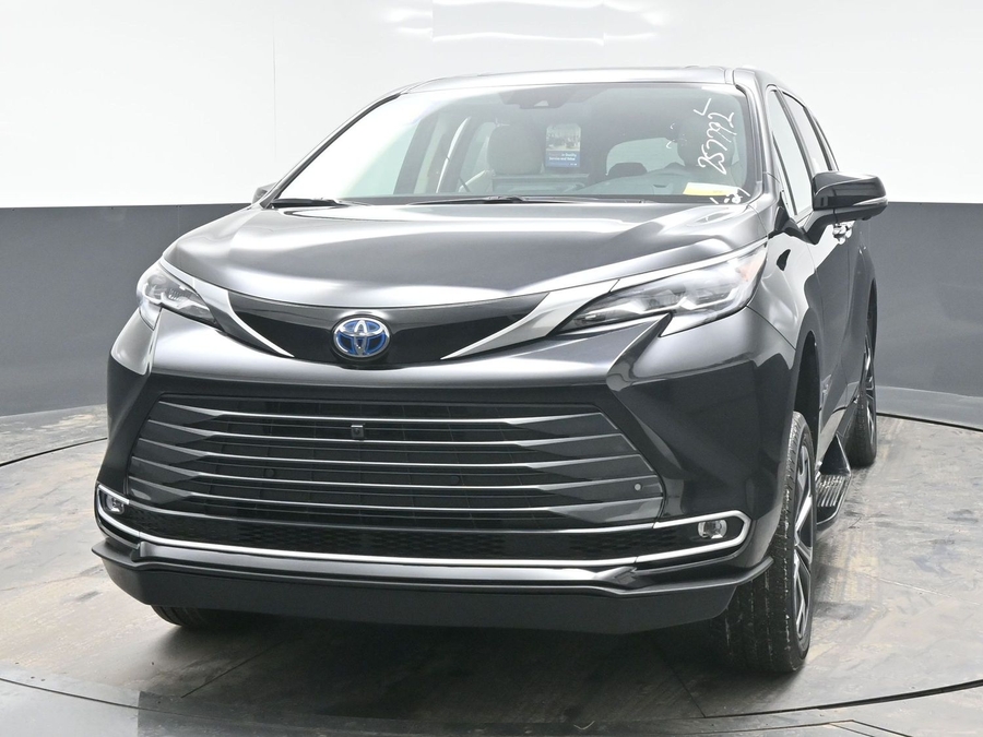 New 2025 Toyota Sienna Hybrid Platinum - BraunAbility Side Entry Entry Fold Out Automatic Ramp