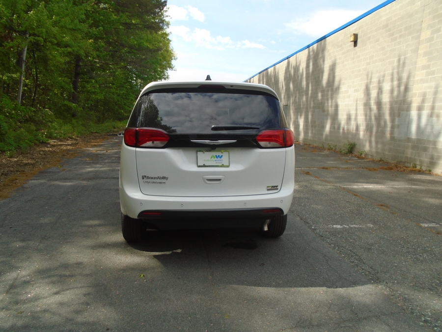 White Chrysler Voyager image number 11